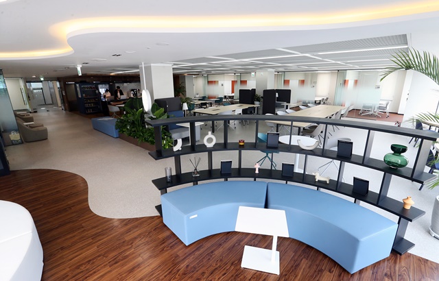 신한은행은 MZ세대를 위한 오픈 라운지 공간인 쏠 라운지를 명동 신한 익스페이스에 오픈했다고 28일 밝혔다. /신한은행 제공