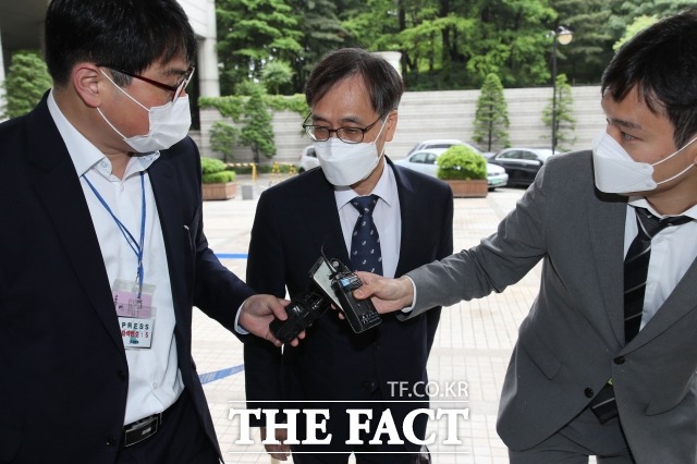 독직폭행 혐의를 받고 있는 정진웅 광주지검 차장검사가 지난달 21일 오전 서울 서초구 서울중앙지방법원에 열린 공판에 출석하고 있다. /이동률 기자