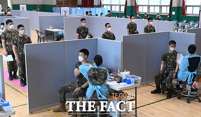 국내 돌파감염 추정 사례는 44명인 것으로 확인됐다. 24일 경기 고양시 육군 9사단(백마부대)에서 장병들이 백신을 맞고 있다. /국회사진취재단