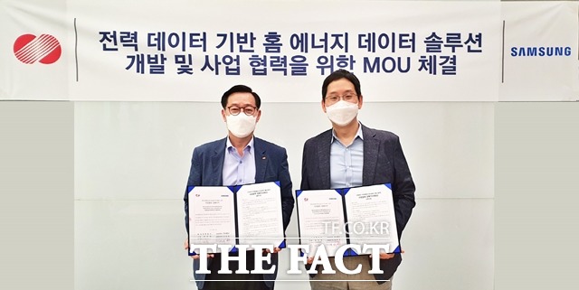 삼성전자가 한국전력공사와 홈 에너지 솔루션 개발을 위한 업무협약을 체결했다. 사진은 김태용 한국전력 디지털변환처장(왼쪽)과 박찬우 삼성전자 생활가전사업부 상무(오른쪽)의 모습. /삼성전자 제공