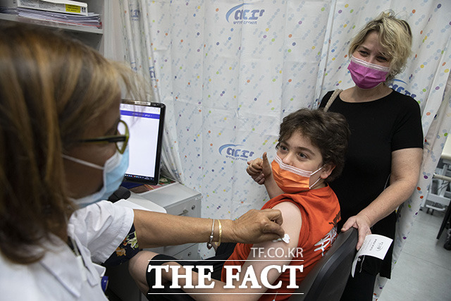 백신 접종 후 엄지 척 하는 이스라엘 어린이.