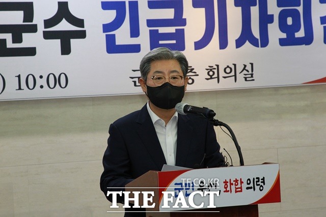 오태완 경남의령군수가 28일 긴급 기자회견을 하고 있다./의령=이경구기자