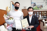  줄리엔 강, 충북 청풍명월한우 홍보대사 위촉