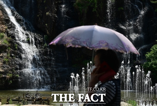 소나기는 서울을 포함한 내륙 곳곳에 집중되겠고, 국지적으로 벼락과 돌풍, 우박이 떨어질 가능성도 있다. 아침 최저 기온은 18∼21도, 낮 최고 기온은 23∼29도로 예보됐다. /더팩트 DB