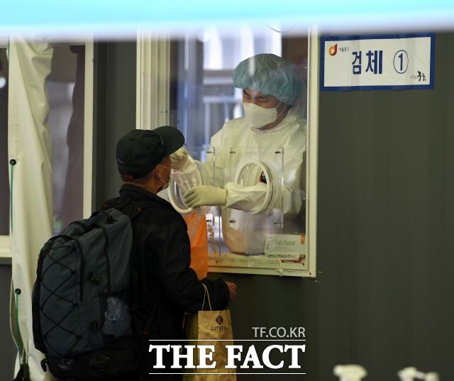 서울 확진자가 주말 검사자 감소 영향에도 200명대를 기록하면서 재확산 우려가 높아지고 있다. 사진은 해당 기사와 직접적 관련 없음. /임세준 기자