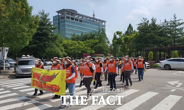 민주노총 대전지역본부가 대전지방고용노동청 앞에서 집회를 마무리한 뒤 대전 정부청사를 향해 행진 하고 있다. / 대전=김성서 기자