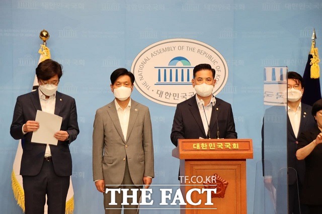 대전 지역 국회의원들이 K-바이오 랩 허브에 대한 정치적 개입에 우려를 표하며 공정한 평가가 이뤄져야 한다고 촉구하고 나섰다. 장철민·조승래·박영순·황운하(왼쪽부터) 의원이 기자회견을 하고 있는 모습. / 더불어민주당 대전시당 제공.