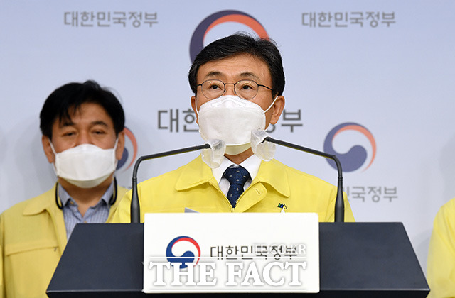 권덕철 중앙재난안전대책본부 1차장(보건복지부 장관)이 29일 오전 서울 종로구 세종대로 정부서울청사에서 코로나19 대응 비대면 정례브리핑을 갖고 있다./임영무 기자