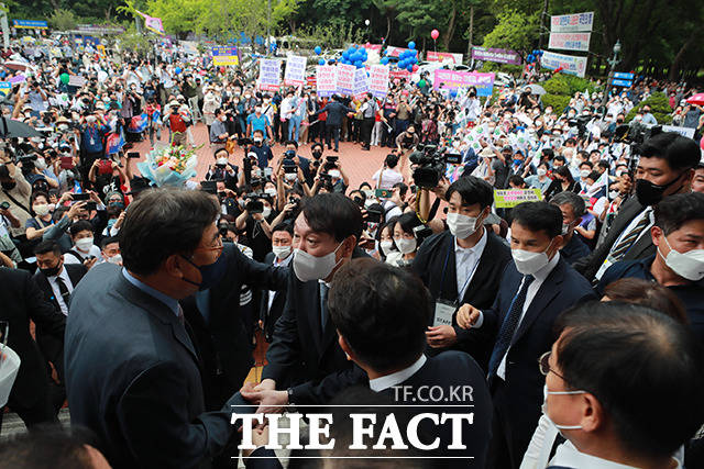 윤석열 전 검찰총장(가운데)이 29일 오후 서울 서초구 매헌윤봉길의사기념관에서 대선 출마선언을 앞두고 참석자들과 인사를 나누고 있다. /이선화 기자