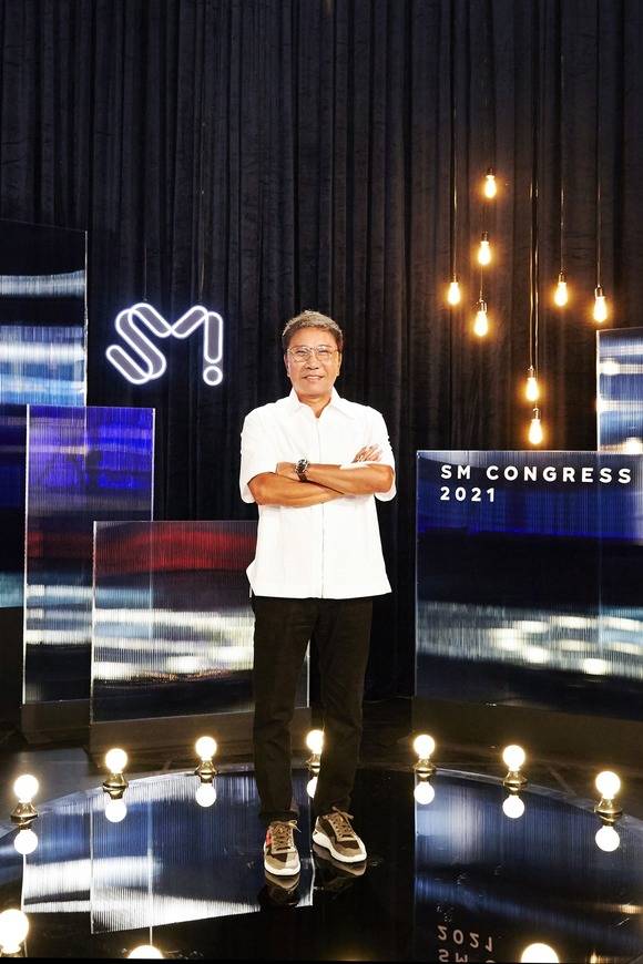 SM이 비전 및 사업 설명회를 진행했다. SM 이수만 총괄 프로듀서는 SM의 콘텐츠를, K팝을 사랑하는 여러분 한 명 한 명이 새로운 문화를 만드는 프로슈머가 될 수 있도록 SM은 무한한 콘텐츠 유니버스를 만들기 위한 도전을 계속할 것이라고 밝혔다. /SM 제공