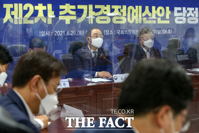 홍남기 경제부총리 겸 기획재정부 장관(가운데)이 29일 오전 서울 여의도 국회 의원회관에서 열린 2021 2차 추가경정예산안 당정협의에서 발언하고 있다. /국회=남윤호 기자