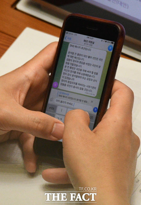 윤석열 전 총장의 대선 출마 선언은 국민에 대한 배신입니다 SNS 메시지 놓고 의원실 관계자와 조율하고 있는 김용민 의원.