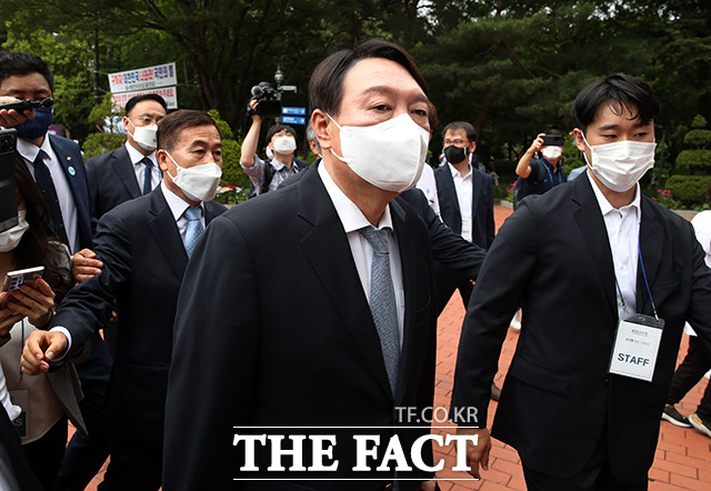 윤석열 전 검찰총장이 29일 오전 대선 출마 기자회견을 위해 서울 서초구 매헌 윤봉길 의사 기념관으로 이동하고 있다. /이선화 기자