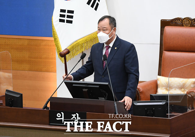 의사봉 두드리며 개회하는 김인호 서울시의회 의장.
