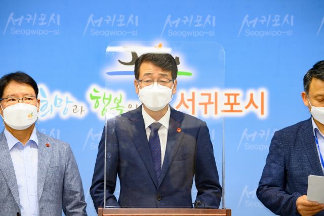 김태엽 서귀포시장이 29일 오전 10시 30분 서귀포시청 기자실에서 취임 1주년 기념 기자회견을 통해 초심으로 돌아가 시민들과 함께 다시뛰겠다고 밝혔다. / 서귀포시 제공