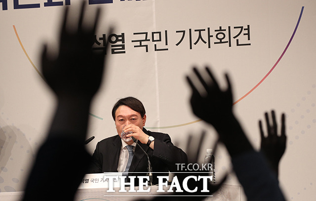 윤석열 전 검찰총장이 29일 오후 서울 서초구 매헌 윤봉길 의사 기념관에서 대선출마 선언 뒤 기자들과 일문일답을 하고 있다. /이선화 기자