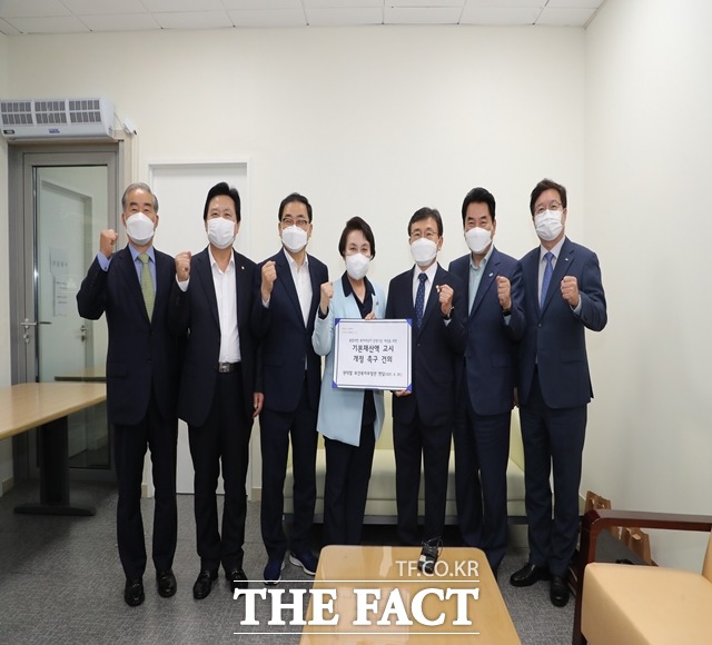 4개 특례시장이 29일 국회 본관 회의실에서 권덕철 보건복지부장관을 만나 사회복지급여 기준을 대도시 기준으로 상향적용해 줄 것을 공동 건의했다./창원시 제공