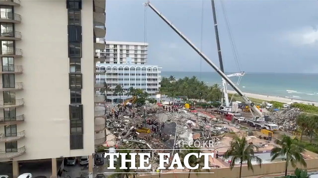 미국 플로리다주 12층 아파트 붕괴 참사 닷새째인 28일(현지시간) 구조 대원들이 수색 및 구조 작업을 하고 있다. /서프사이드=로이터통신