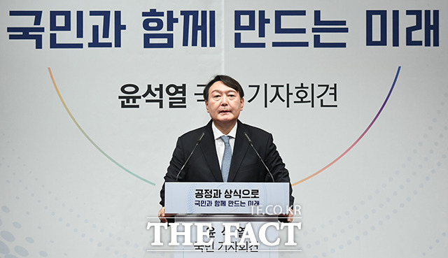 윤석열 전 검찰총장이 29일 오후 서울 서초구 매헌 윤봉길 의사 기념관에서 열린 국민 기자회견에서 대선 출마 선언을 하고 있다. /이선화 기자