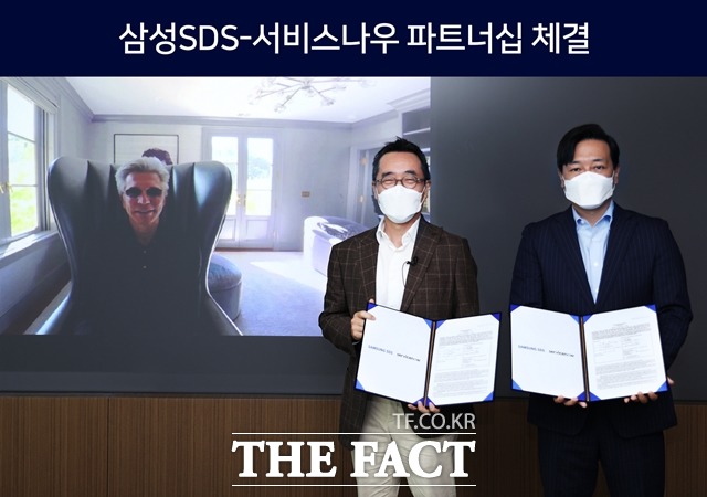 삼성SDS와 서비스나우가 클라우드 기반 디지털 트랜스포메이션 사업 확대를 위해 손을 잡는다. 사진은 삼성SDS 황성우 대표(가운데)와 빌 맥더멋 서비스나우 CEO(왼쪽), 김규하 서비스나우 한국대표(오른쪽)의 모습. /삼성SDS 제공