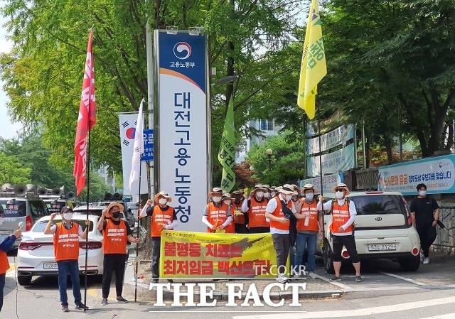 민주노총 대전지역본부가 29일 대전지방고용노동청 앞에서 집회를 열고 내년도 최저임금을 1만800원으로 인상해야 한다고 촉구하고 있다. / 대전=김성서 기자