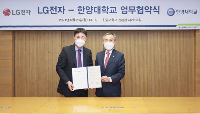 LG전자가 한양대학교와 인공지능(AI)·빅데이터 분야에서 협력한다. 사진은 김우승 한양대 총장(오른쪽)과 류재철 LG전자 H&A사업본부장의 모습. /LG전자 제공