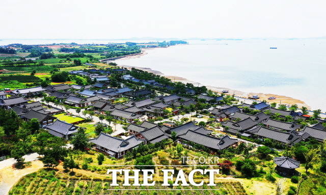 함평 대표 해수욕장인 돌머리해수욕장에 인접한 주포지구 한옥전원마을(사진)을 찾는 관광객이 늘고 있다./함평군 제공