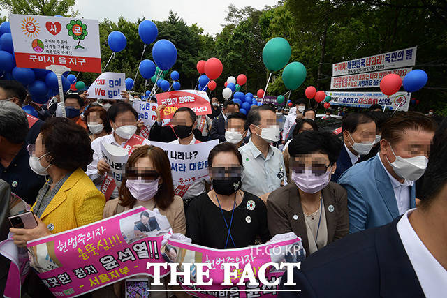 윤석열 전 검찰총장의 대선 출마선언이 예정된 29일 오후 서울 서초구 매헌 윤봉길 의사 기념관에 지지자들이 모여 응원을 하고 있다. /이선화 기자