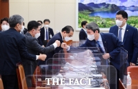  야당 의원들과 인사하는 이인영 장관 [포토]