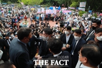  '윤석열 대선 출마 선언' 지켜보기 위해 모인 인파들 [TF사진관]