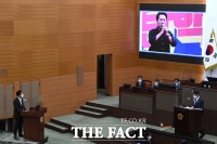  집회 참석 당시 발언영상 시청하는 오세훈 시장 [포토]