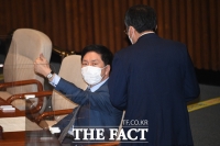  김기현, 대화하며 '엄지 척' [포토]