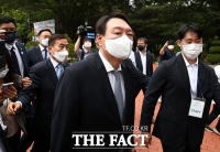  '대선 출마 선언' 위해 기자회견장으로 이동하는 윤석열 [TF사진관]