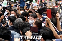  '대선 출마' 윤석열, 인산인해 이룬 지지자들 보며 미소 [TF사진관]
