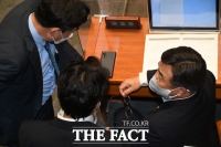  대화하는 윤호중-윤관석 [포토]