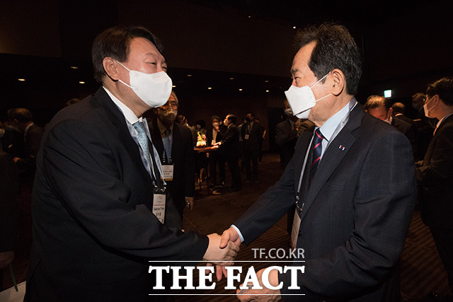 윤 전 총장이 대선 출마를 선언한 정세균 전 총리와 인사를 나누고 있다.