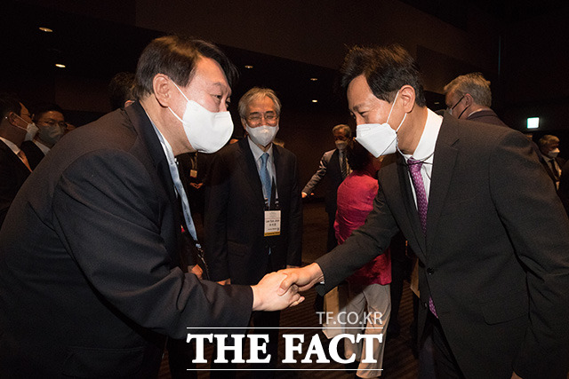 오세훈 서울시장과 인사 나누는 윤석열.