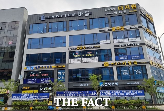 1일 오전 택지개발 이익금은 어디 쓰고 예산지원 한 푼 없는 전주시는 각성하라는 현수막에 내걸렸다. 전주시가 예산이 부족하다는 이유로 공영주차장 조성이 지연되고 있다. /전주=이경민 기자