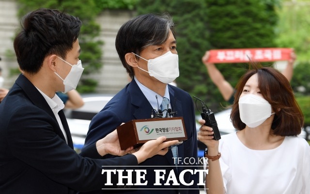 조 전 장관의 법률대리인은 30일 입장문을 내고 조 전 장관과 장녀 조민 씨는 조선일보사와 문제된 기사를 작성했던 기자·편집책임자를 상대로 각각 5억원 규모로 합계액 10억원의 손해배상을 청구하는 소장을 서울중앙지방법원에 제출했다고 밝혔다. /임영무 기자