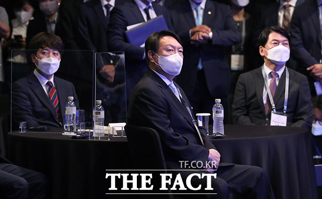 이준석 국민의힘 대표, 안철수 국민의당 대표와 한자리에 앉은 윤석열 전 총장.