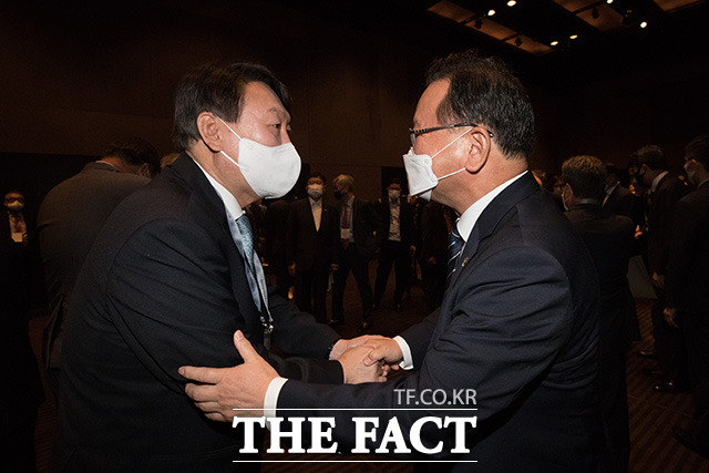 김부겸 국무총리와 인사하는 윤석열.