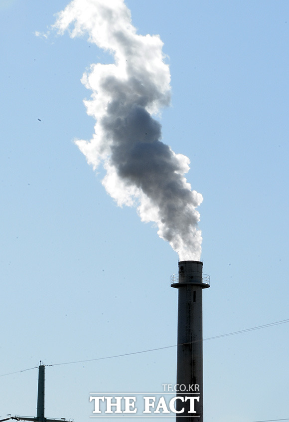충북도가 30일 청주시 흥덕구 옥산면 옥산산업단지 ㈜엔이티에서 ‘탄소중립 환경 실험실’ 개소식을 열었다. 도는 도내 북부권 시멘트업체와 청주권 소각업체에서 많이 배출하는 탄소를 활용할 수 있는 기술 개발을 기대하고 있다. / 더팩트DB