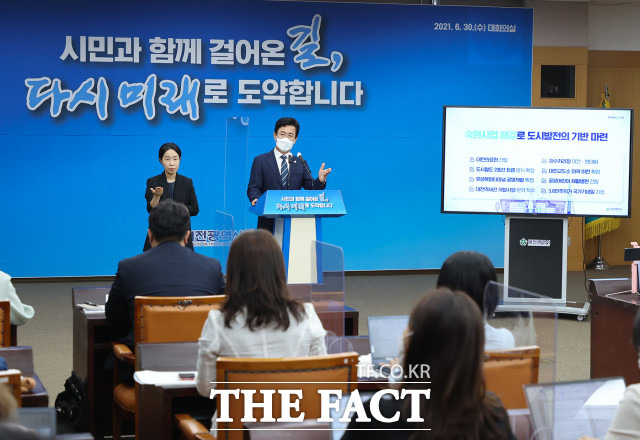 허태정 대전시장이 30일 시청 대회의실에서 민선 7기 3년의 성과에 대해 브리핑을 하고 있다. / 대전시 제공