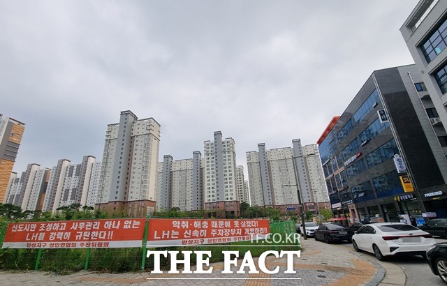 1일 오전 전북 전주시 만성동 법조타운 인근 펜스로 폐쇄된 LH주차장 용지에 LH와 전주시를 규탄하는 현수막이 내걸렸다. /전주=이경민 기자