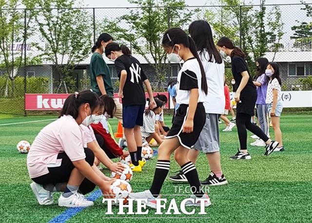 철저한 방역 속에 첫 훈련을 실시한 세종스포츠토토 유소녀 축구교실 회원들./스포츠토토코리아 제공