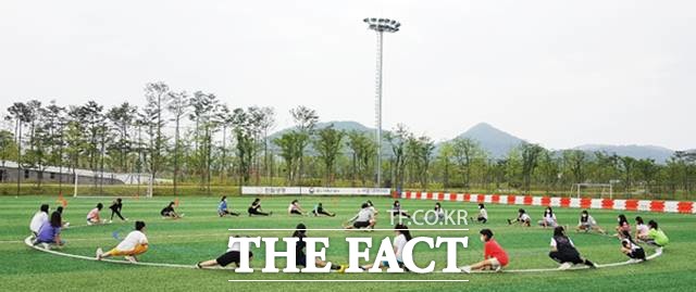 세종스포츠토토 유소녀 축구교실의 회원들이 본격적인 훈련에 앞서 부상을 방지하기 위한 스트레칭을 진행하고 있다./스포츠토토코리아 제공