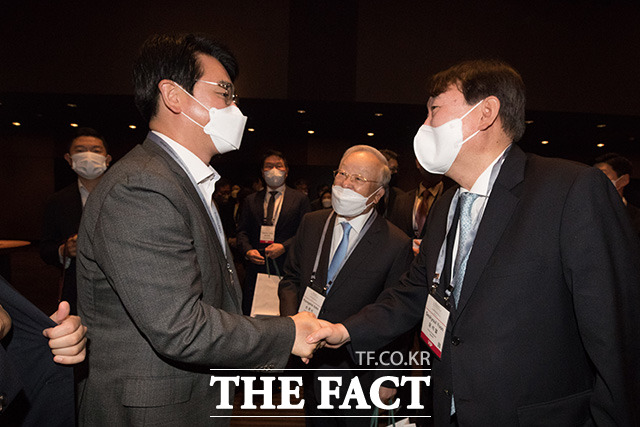 대선 출마 의사를 밝힌 박용진 더불어민주당 의원과 인사 나누는 윤 전 총창.