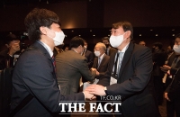  윤석열 본격적 대선 행보 시작, '이준석 대표에 이어 여권 대선 후보들과 인사' [TF사진관]