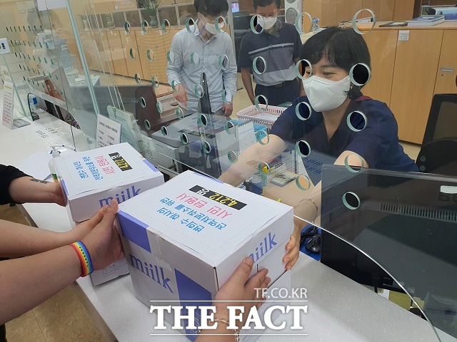 변희수 하사의 복직과 명예회복을 위한 공동대책위원회가 변 전 하사에 대한 전역처분취소를 요청하는 시민 탄원서를 법원에 제출하고 있다. / 대전=김성서 기자