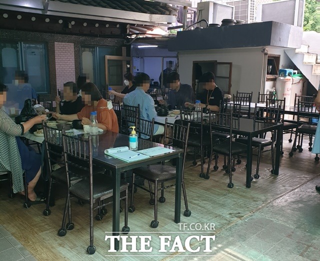 거리두기 단계 완화 첫날인 1일 청주시의 한 식당에서 손님들이 식사를 하고 있다. / 청주=유재성 기자